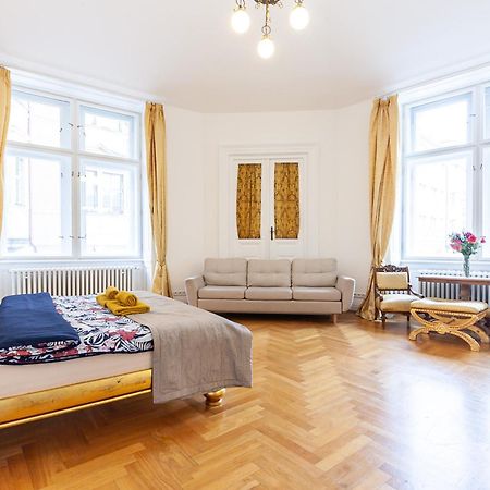 Royal Apartment By Charles Bridge View Of Saint Nicholas Church ปราก ภายนอก รูปภาพ