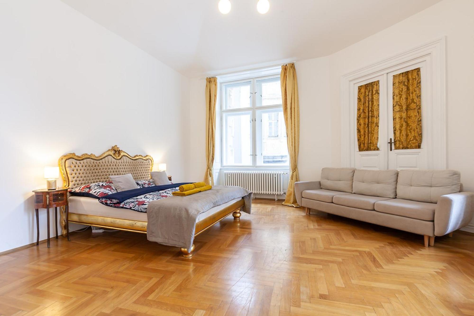 Royal Apartment By Charles Bridge View Of Saint Nicholas Church ปราก ภายนอก รูปภาพ