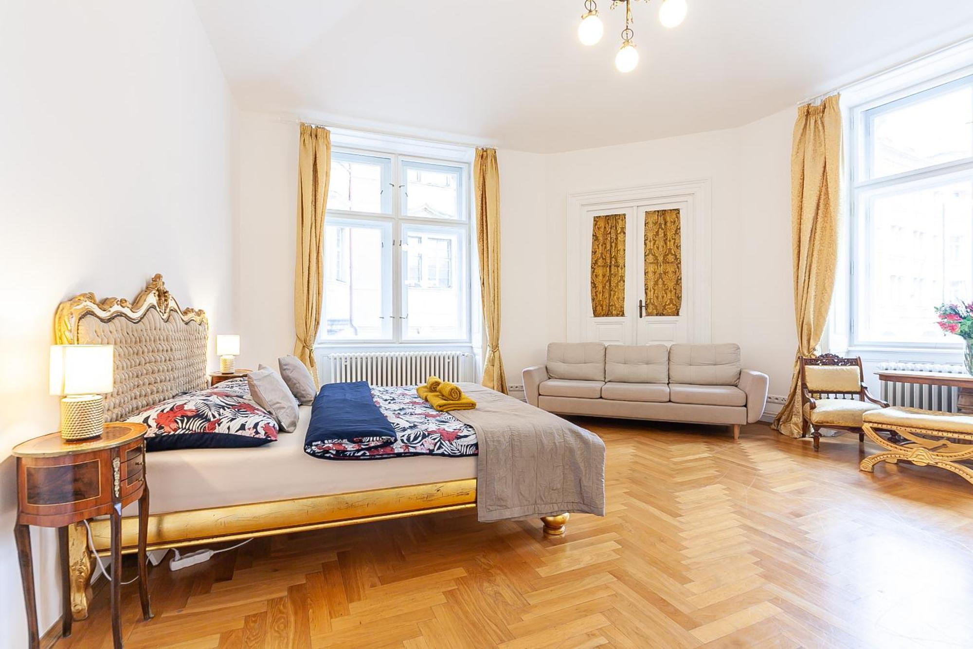 Royal Apartment By Charles Bridge View Of Saint Nicholas Church ปราก ภายนอก รูปภาพ