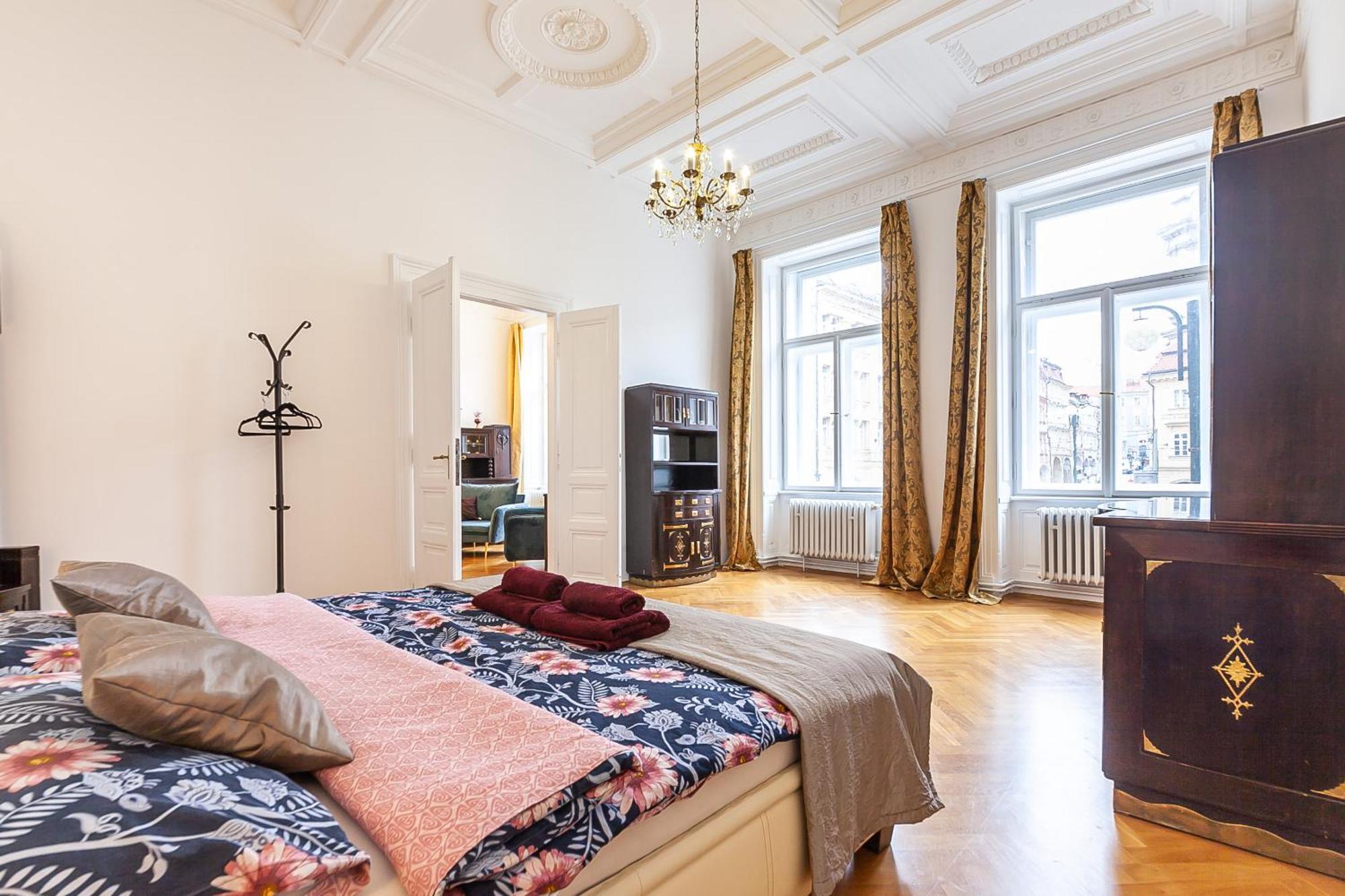 Royal Apartment By Charles Bridge View Of Saint Nicholas Church ปราก ภายนอก รูปภาพ