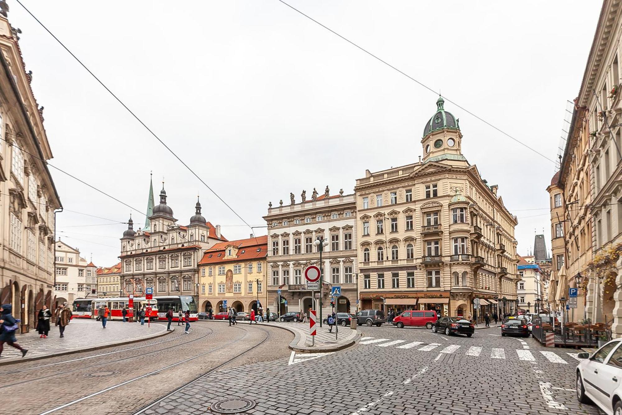 Royal Apartment By Charles Bridge View Of Saint Nicholas Church ปราก ภายนอก รูปภาพ