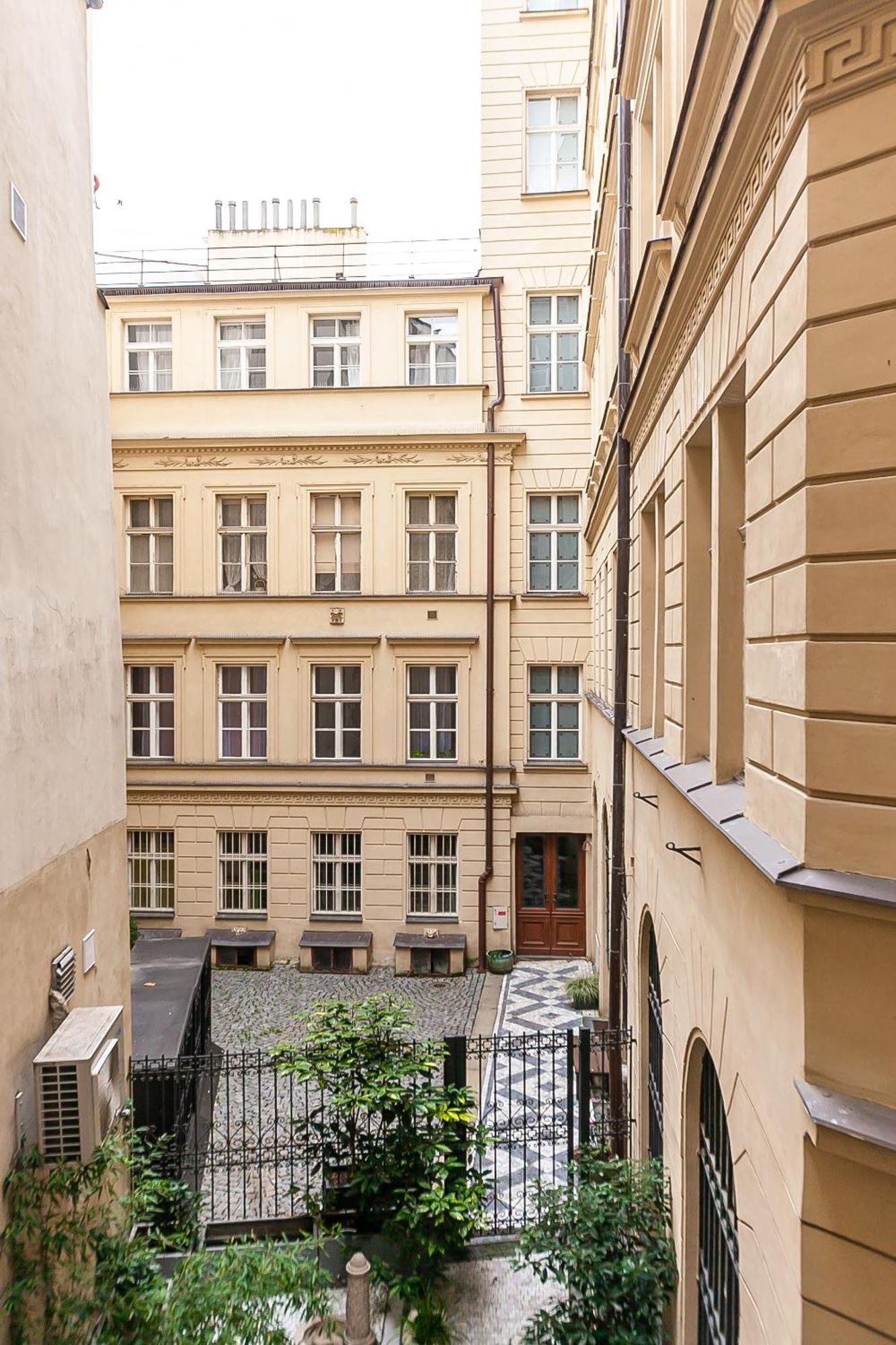 Royal Apartment By Charles Bridge View Of Saint Nicholas Church ปราก ภายนอก รูปภาพ