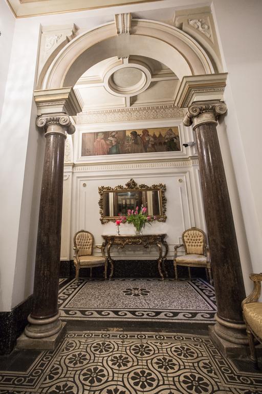 Royal Apartment By Charles Bridge View Of Saint Nicholas Church ปราก ห้อง รูปภาพ