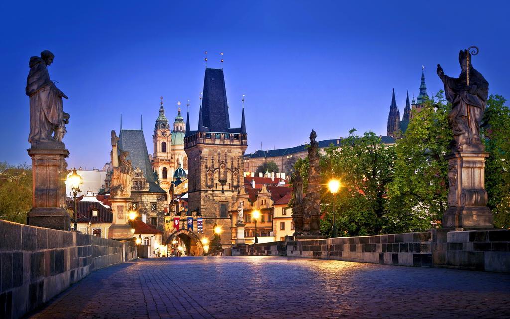 Royal Apartment By Charles Bridge View Of Saint Nicholas Church ปราก ห้อง รูปภาพ