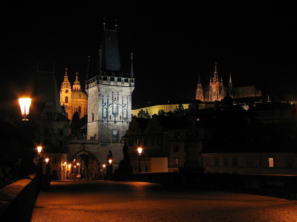 Royal Apartment By Charles Bridge View Of Saint Nicholas Church ปราก ภายนอก รูปภาพ